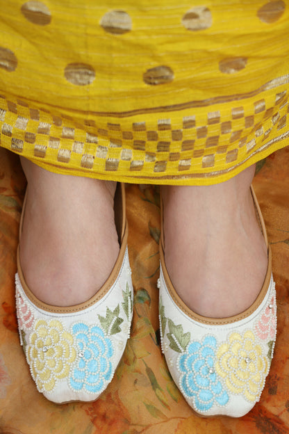 White Floral Jutti TT121