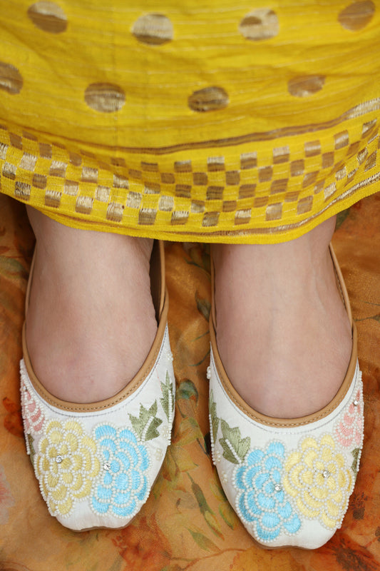 White Floral Jutti TT121