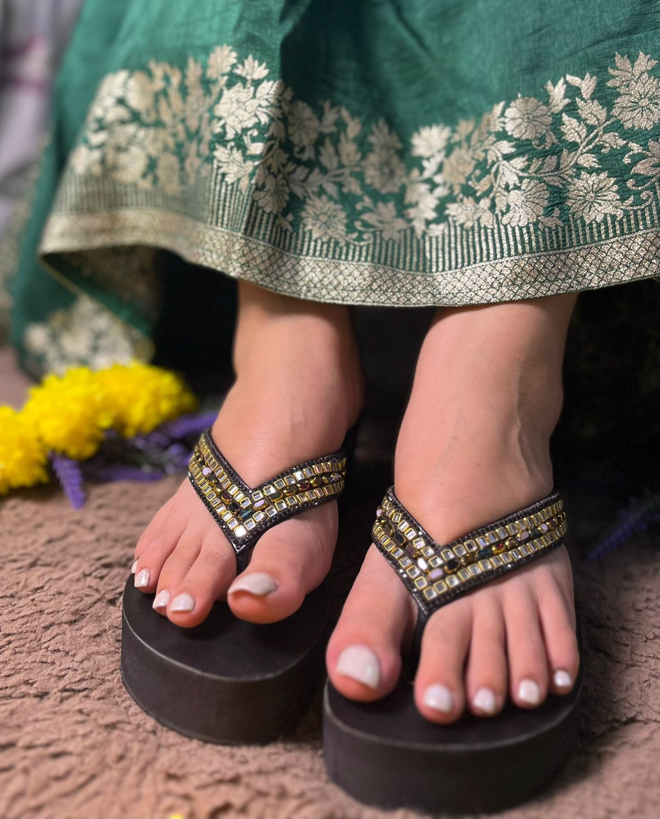 Black Kundan V-shape TT155